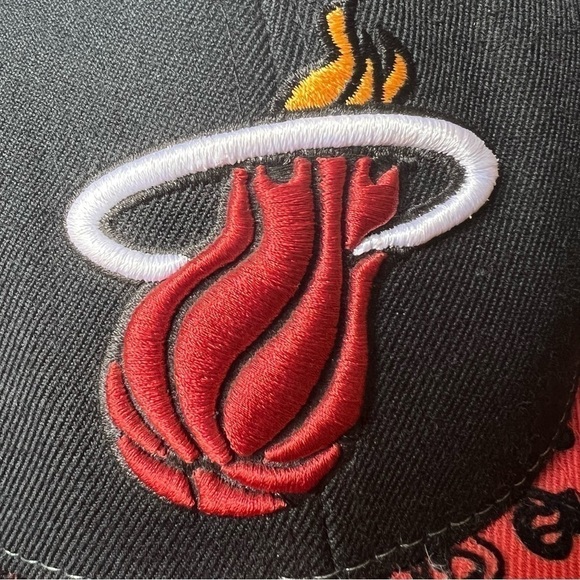 Adidas Miami Heat Fitted Wool Red & Black Flat Cap, Size 7 5/8 - Picture 5 of 10